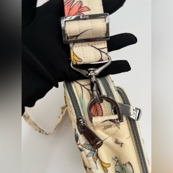 Lug Skeeter Convertible Crossbody in Hummingbird Floral - Picture 8 of 9